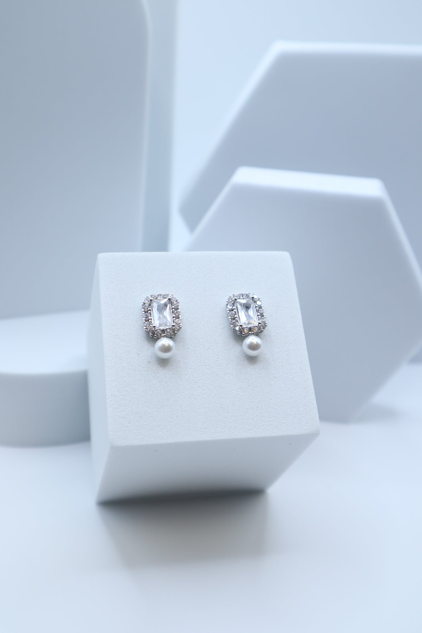 Château Pearl Radiance Earring (Jisoo's Pick)
