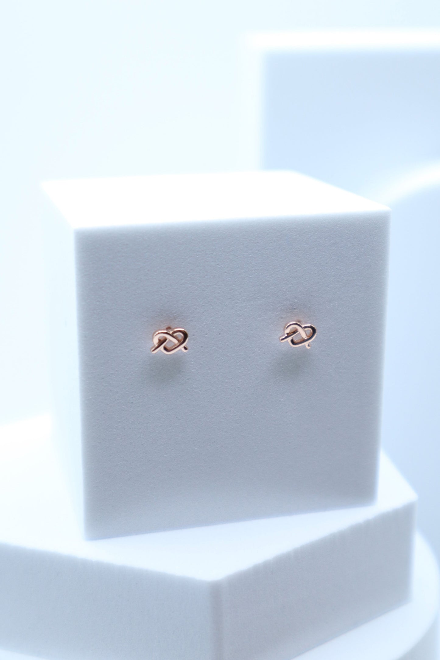 Mini Pretzel Stud Earring (IU's Pick)